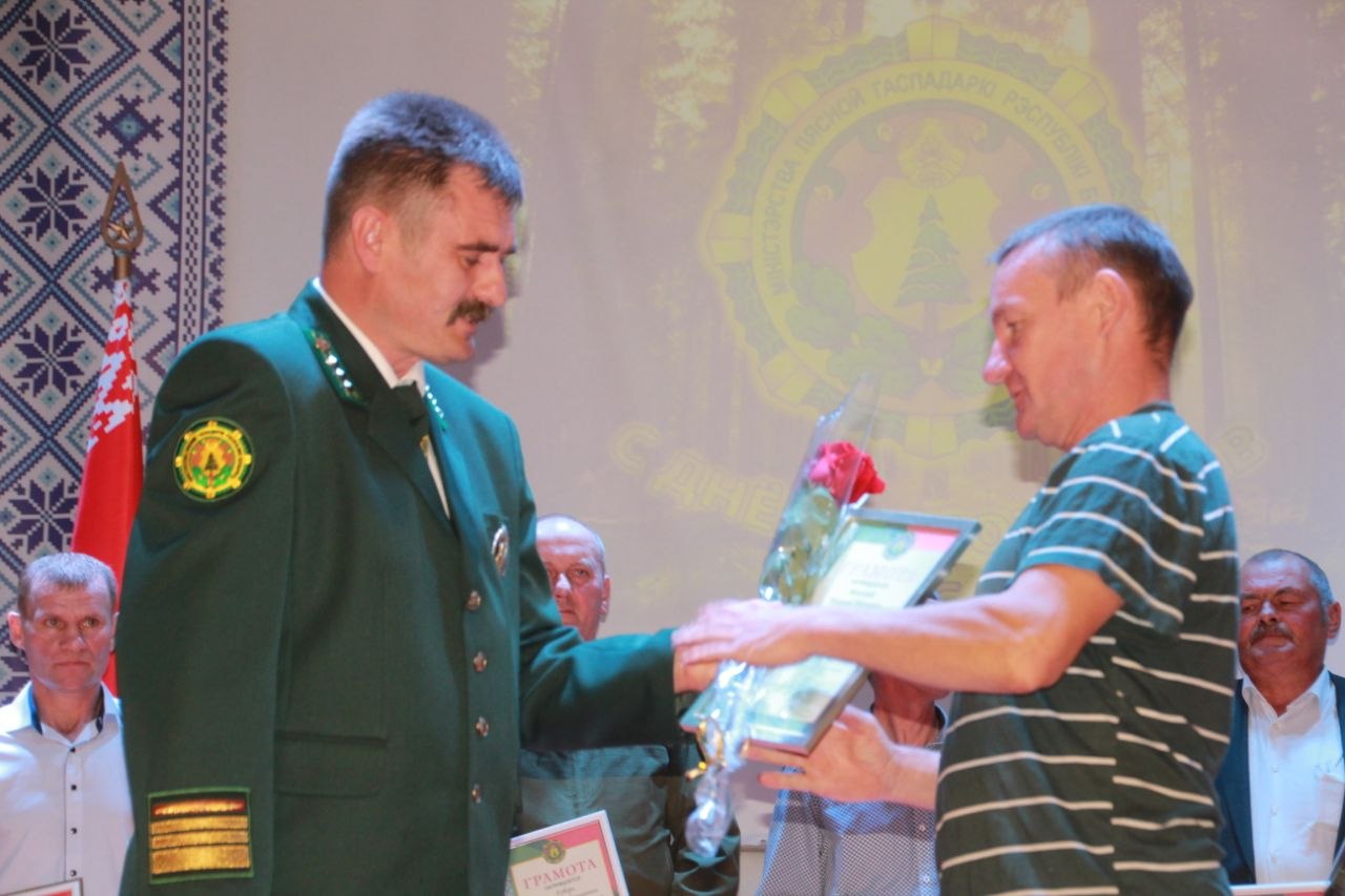 Святло зялёнага багацця: Пятрыкаўшчына віншуе ахоўнікаў лесу!
