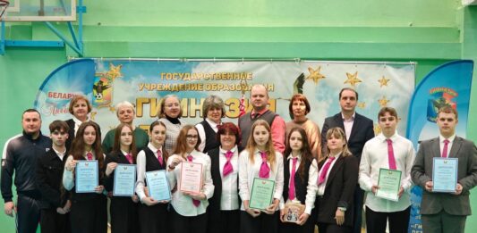 Торжественная линейка в городской гимназии: награждение победителей олимпиады