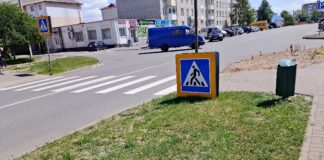 Дарожны знак “прызямліўся” на Луначарскага