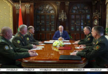Лукашенко заслушивает доклад по тематике плана строительства и развития Вооруженных Сил