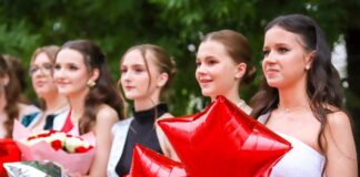 У добры шлях, выпускнік 2026 года! Сёння ў раённым Доме культуры Петрыкаўшчыны развіталіся з выпускнікамі 2026 года
