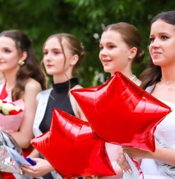 У добры шлях, выпускнік 2026 года! Сёння ў раённым Доме культуры Петрыкаўшчыны развіталіся з выпускнікамі 2026 года
