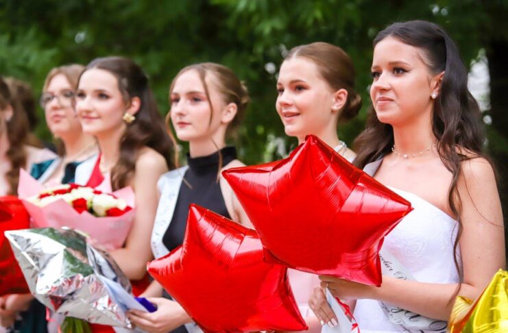 У добры шлях, выпускнік 2026 года! Сёння ў раённым Доме культуры Петрыкаўшчыны развіталіся з выпускнікамі 2026 года