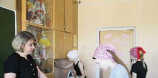 Працоўны атрад па пашыве ручнікоў і сурвэтак паспяхова працуе на базе першай гарадской школы
