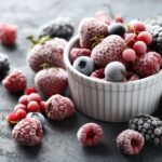 Как правильно заморозить ягоды и зелень на зиму