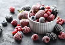 Как правильно заморозить ягоды и зелень на зиму