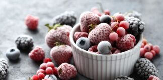 Как правильно заморозить ягоды и зелень на зиму
