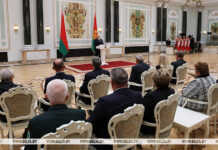 Лукашенко в преддверии Дня народного единства вручил госнаграды заслуженным представителям различных сфер