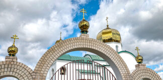 Православные верующие празднуют Воздвижение Креста Господня