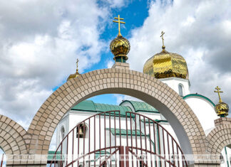 Православные верующие празднуют Воздвижение Креста Господня